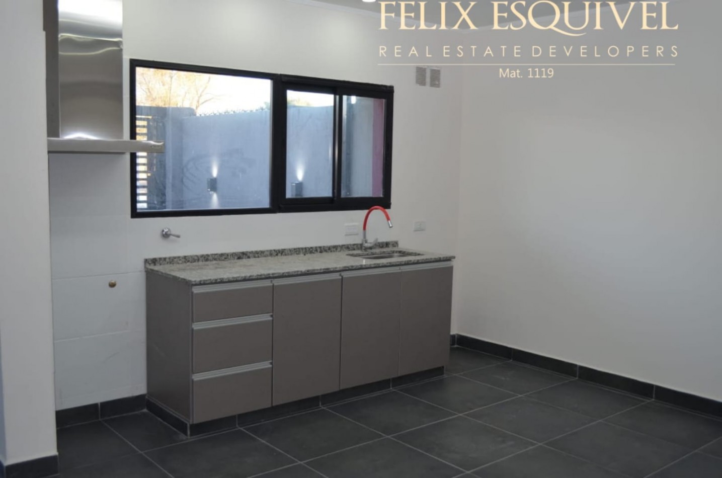 VENTA - CASA 1 Y 2 HABITACIONES A ESTRENAR - RUTA 11