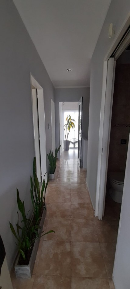 VENTA - CASA EN DOS PLANTAS 3 HABITACIONES - ZONA DON BOSCO Y GOBERNADOR CRESPO
