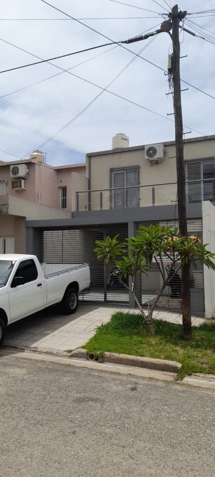 VENTA - CASA EN DOS PLANTAS 3 HABITACIONES - ZONA DON BOSCO Y GOBERNADOR CRESPO