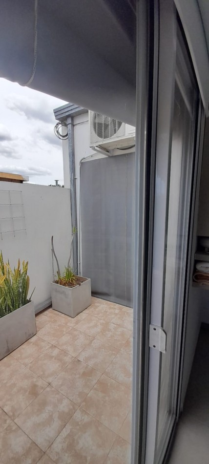 VENTA - CASA EN DOS PLANTAS 3 HABITACIONES - ZONA DON BOSCO Y GOBERNADOR CRESPO