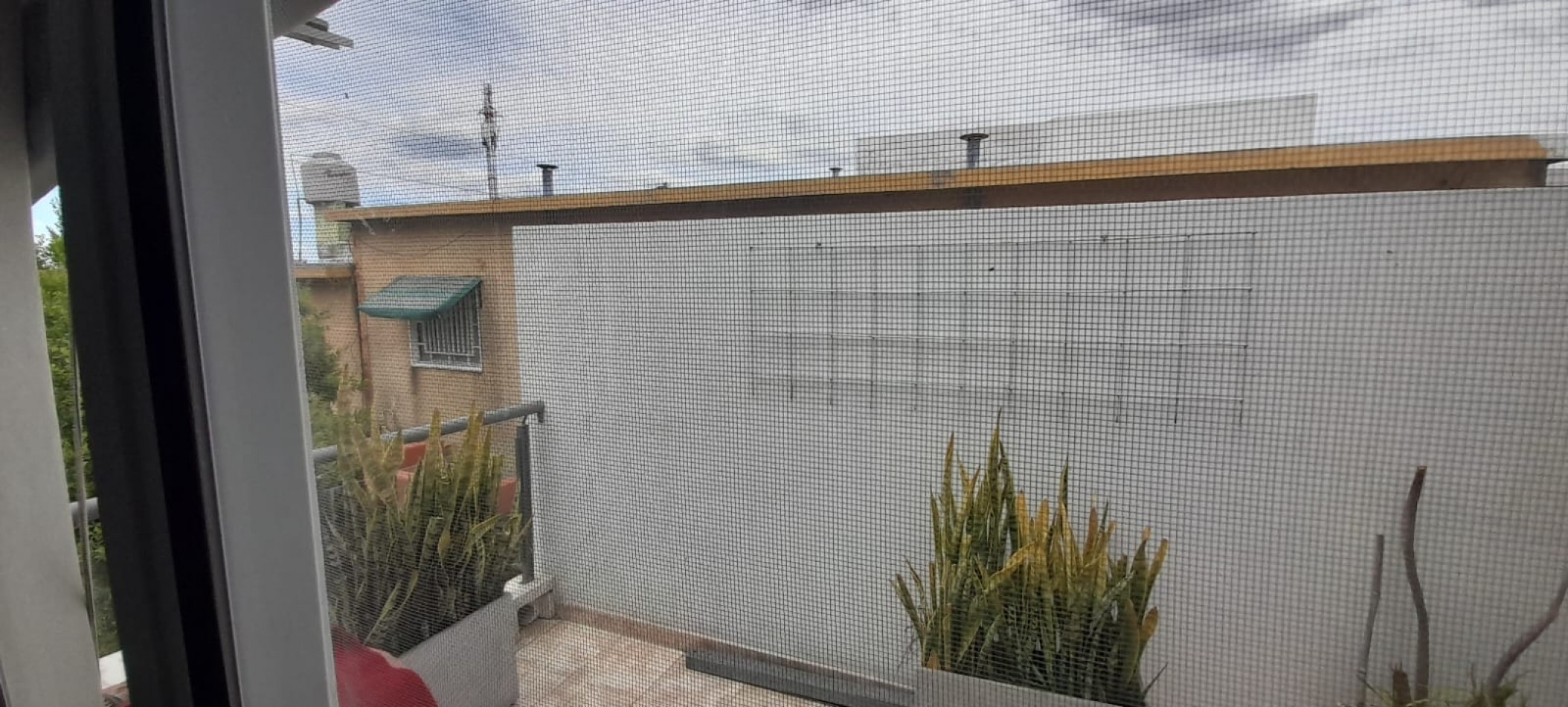 VENTA - CASA EN DOS PLANTAS 3 HABITACIONES - ZONA DON BOSCO Y GOBERNADOR CRESPO