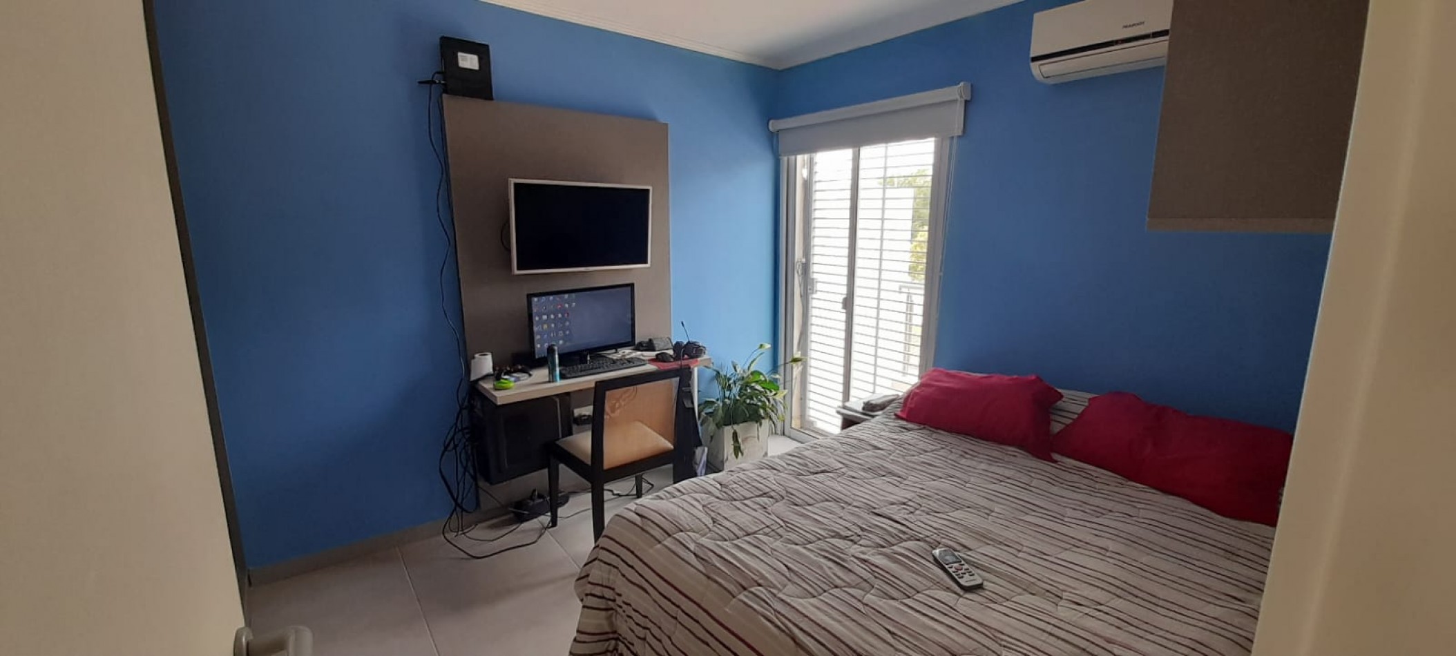 VENTA - CASA EN DOS PLANTAS 3 HABITACIONES - ZONA DON BOSCO Y GOBERNADOR CRESPO