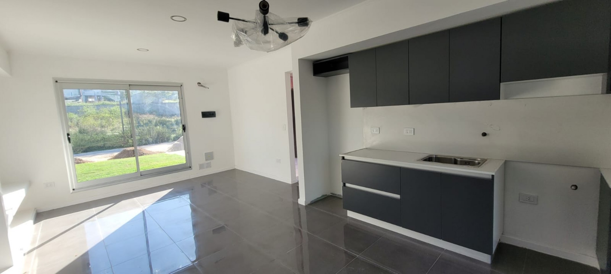 VENTA CASA MODERNA A ESTRENAR DE DOS PLANTAS ZONA NORTE