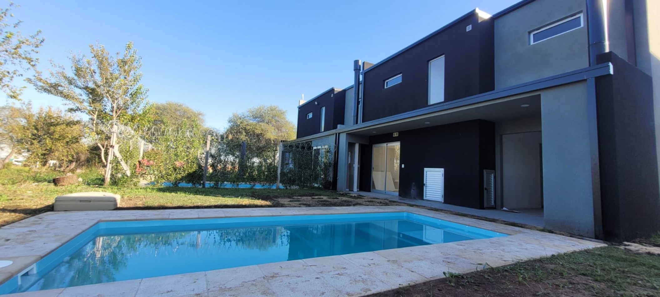 VENTA CASA MODERNA A ESTRENAR DE DOS PLANTAS ZONA NORTE