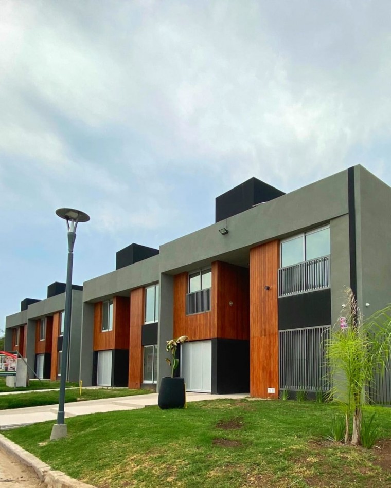 VENTA CASA MODERNA A ESTRENAR DE DOS PLANTAS ZONA NORTE
