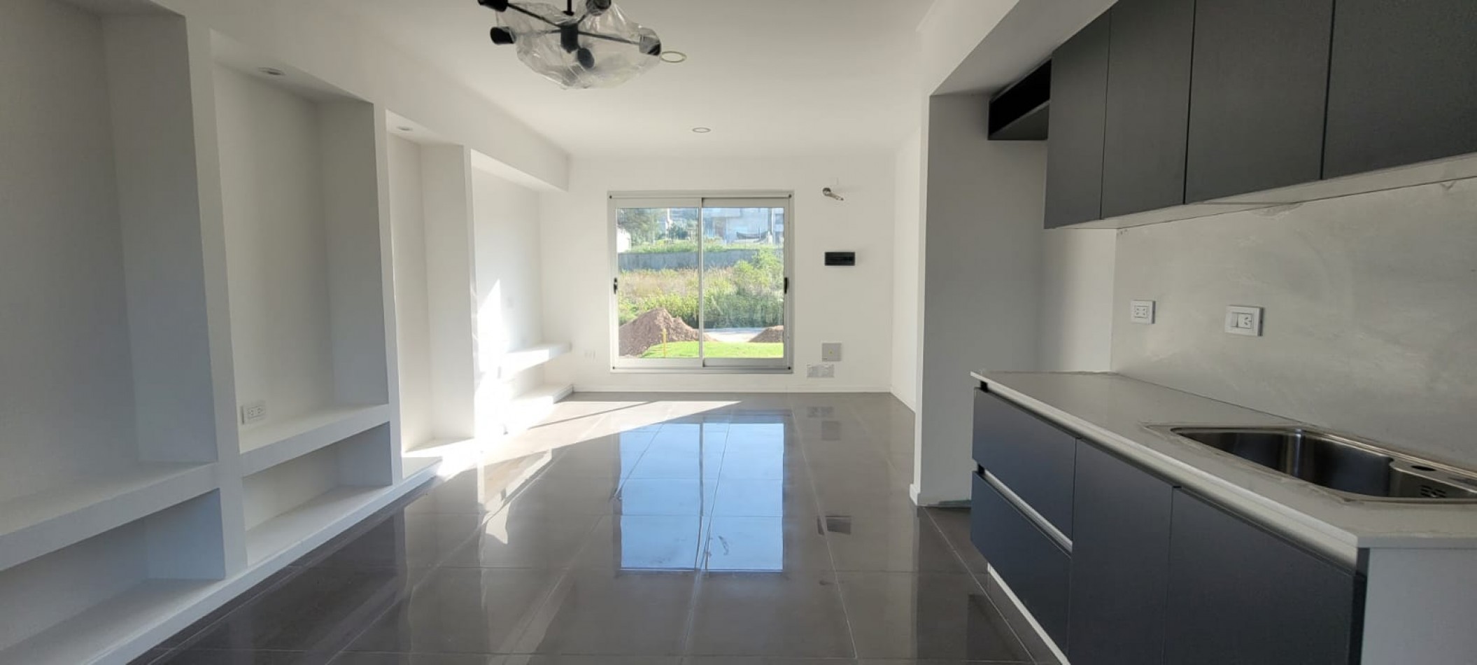 VENTA CASA MODERNA A ESTRENAR DE DOS PLANTAS ZONA NORTE