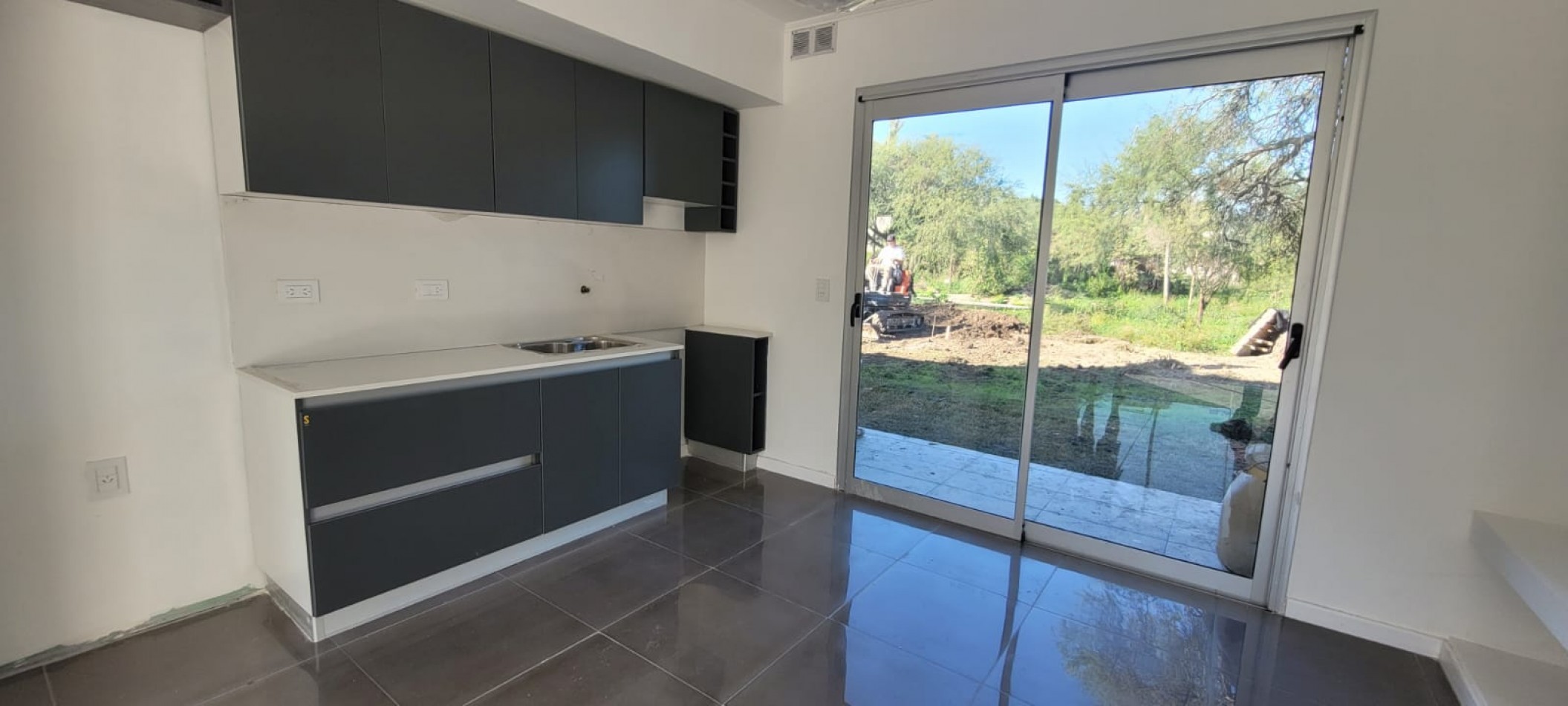 VENTA CASA MODERNA A ESTRENAR DE DOS PLANTAS ZONA NORTE