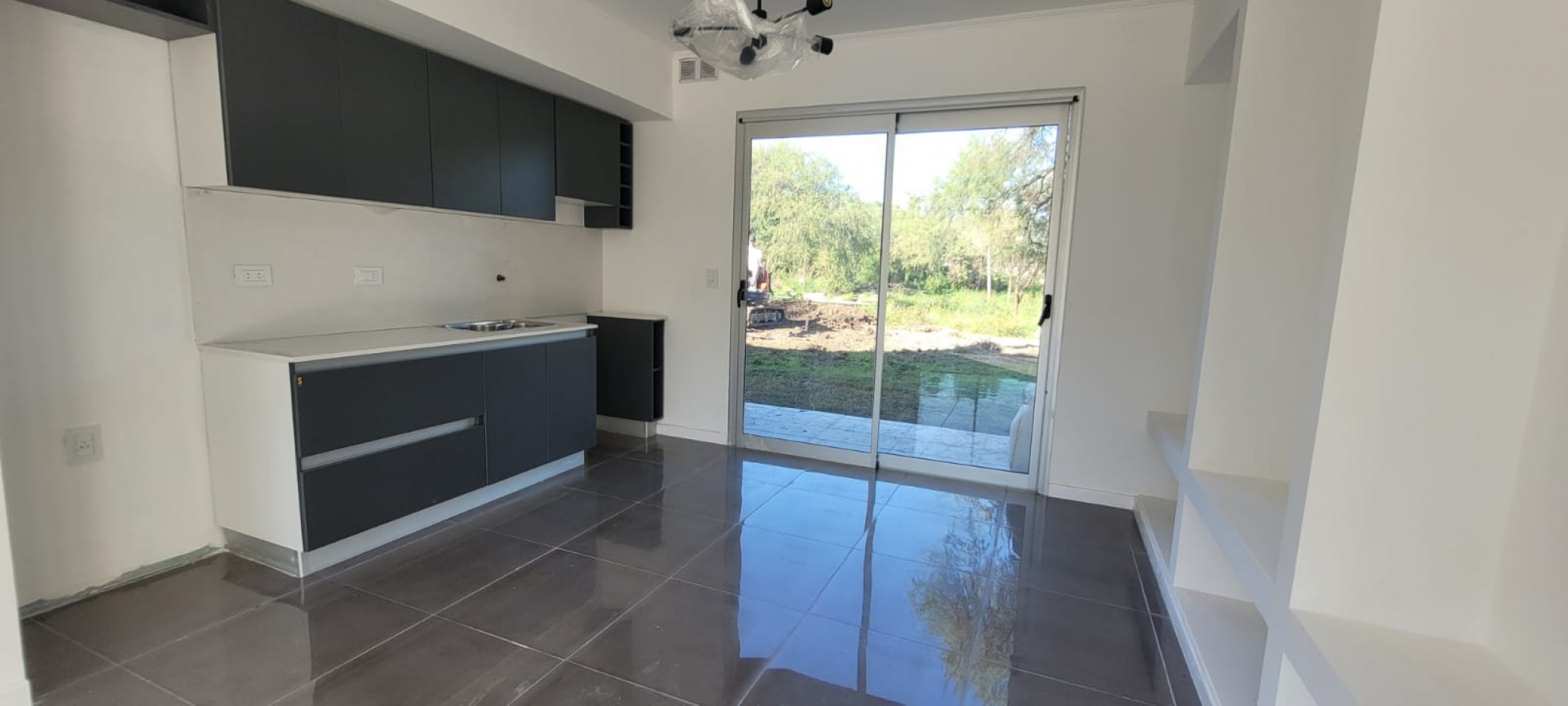 VENTA CASA MODERNA A ESTRENAR DE DOS PLANTAS ZONA NORTE