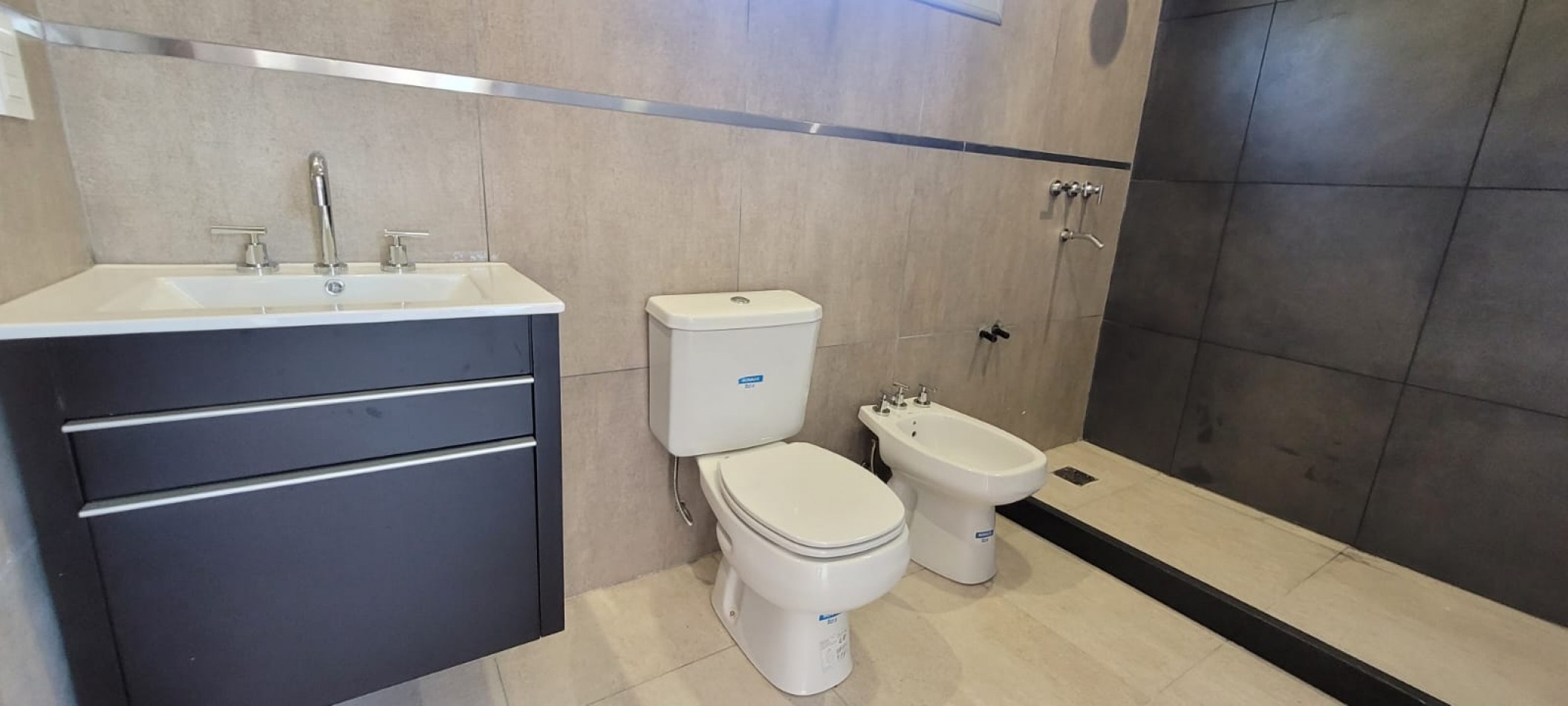 VENTA CASA MODERNA A ESTRENAR DE DOS PLANTAS ZONA NORTE
