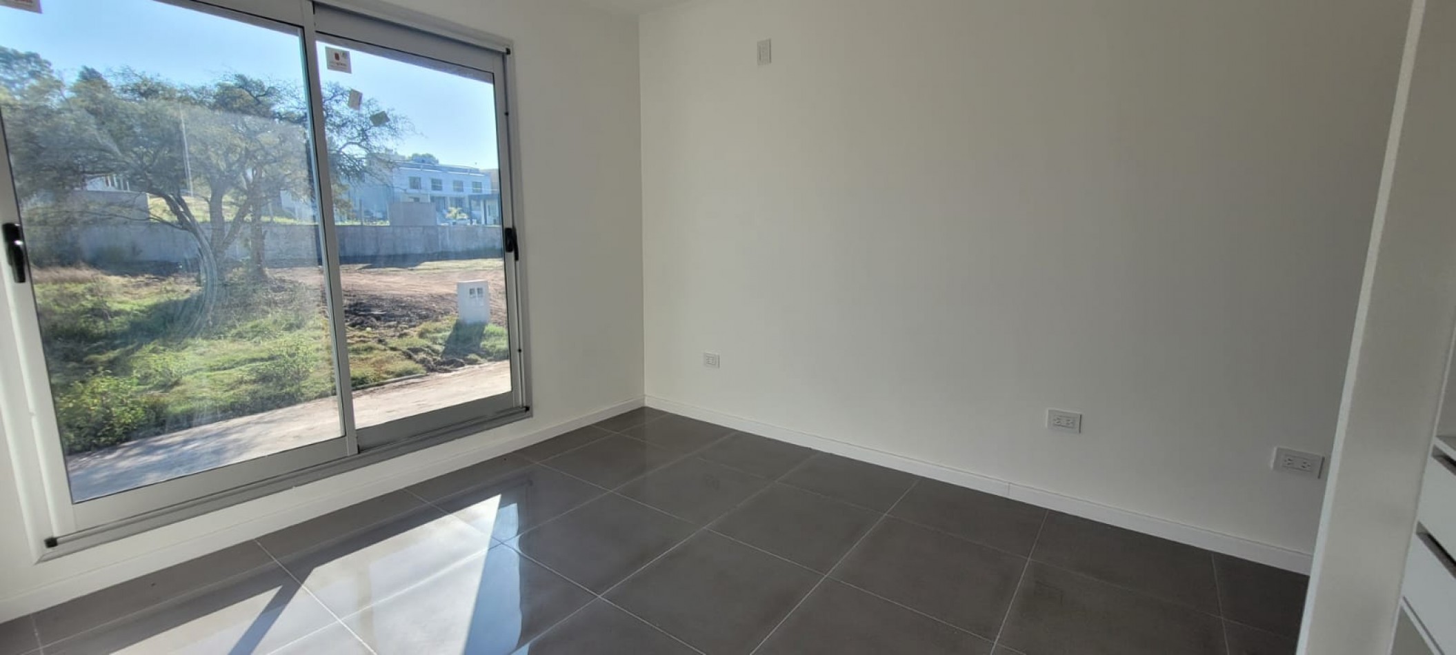 VENTA CASA MODERNA A ESTRENAR DE DOS PLANTAS ZONA NORTE