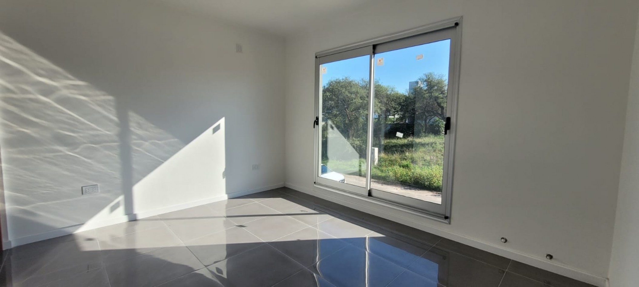 VENTA CASA MODERNA A ESTRENAR DE DOS PLANTAS ZONA NORTE