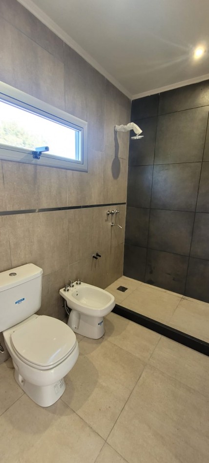 VENTA CASA MODERNA A ESTRENAR DE DOS PLANTAS ZONA NORTE