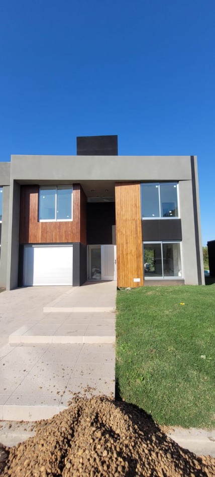 VENTA CASA MODERNA A ESTRENAR DE DOS PLANTAS ZONA NORTE