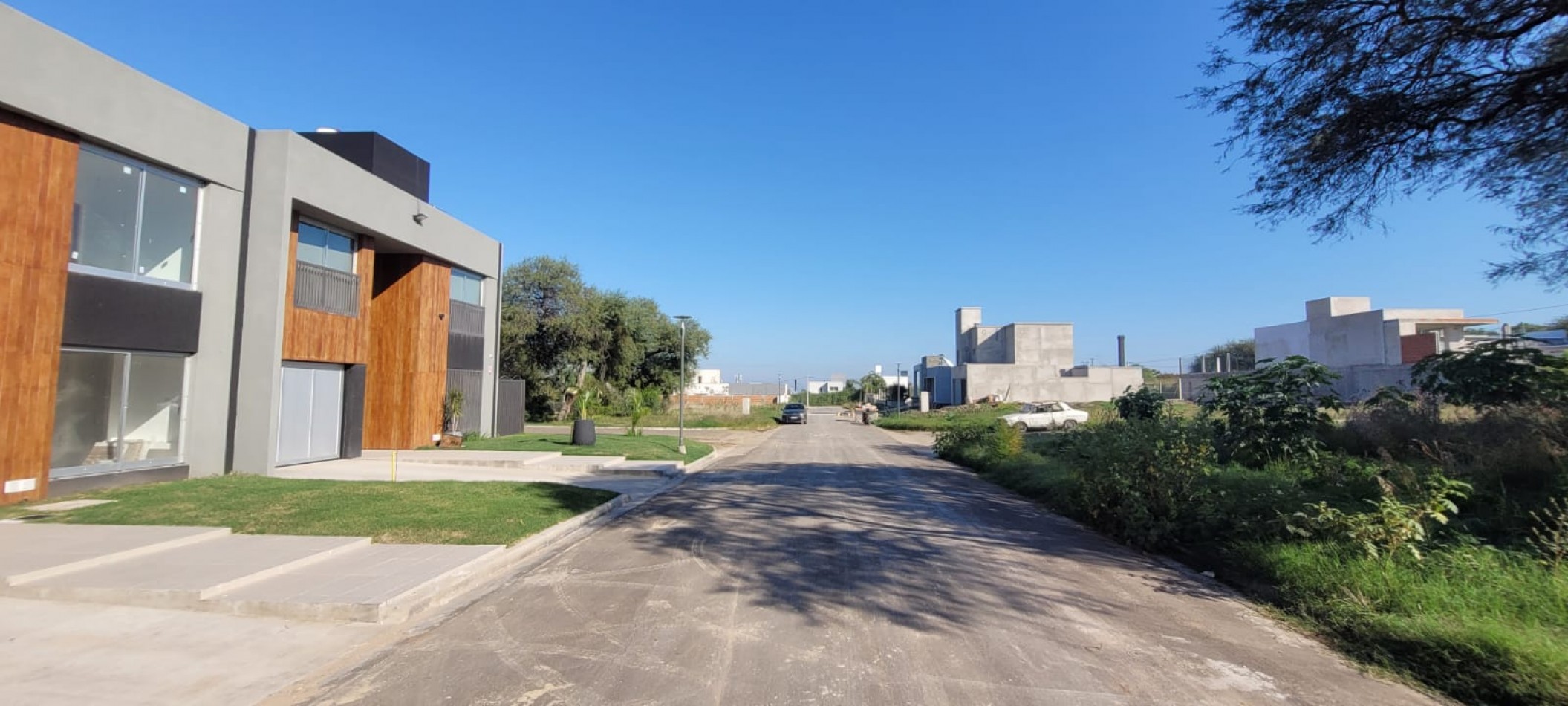 VENTA CASA MODERNA A ESTRENAR DE DOS PLANTAS ZONA NORTE