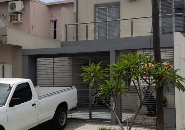 VENTA - CASA EN DOS PLANTAS 3 HABITACIONES - ZONA DON BOSCO Y GOBERNADOR CRESPO